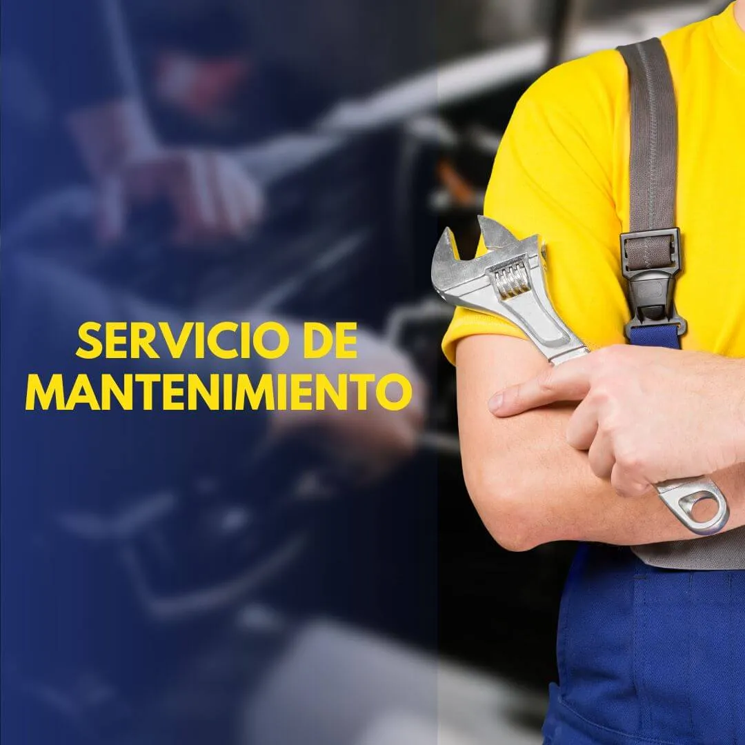 Técnico realizando mantenimiento preventivo a un montacargas en taller.